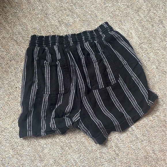 Black & white striped shorts - Picture 2 of 2